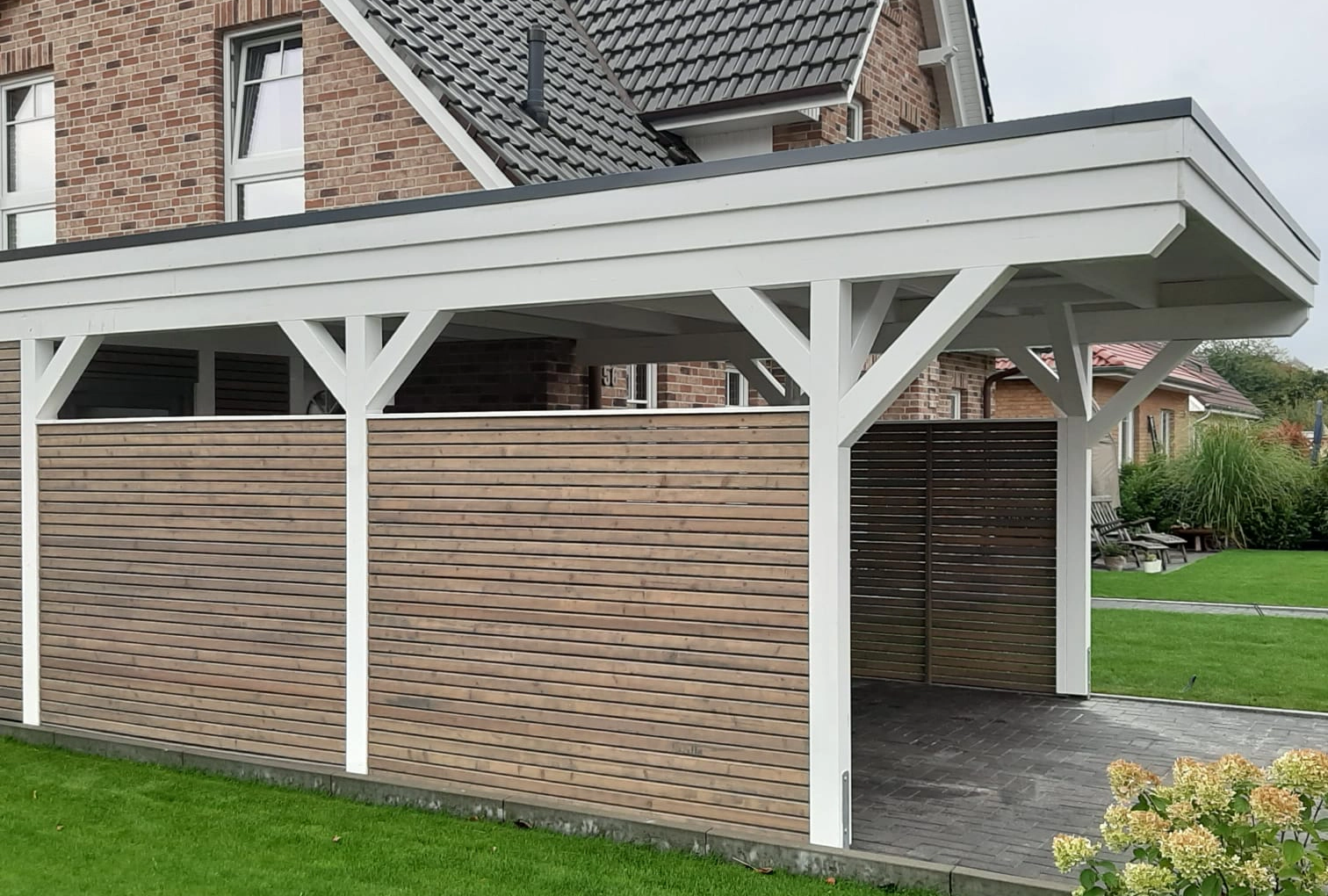 Carport aus Holz von der Zimmerei Pawlowski GmbH – Referenzprojekt 2022 im modernen Holzbau