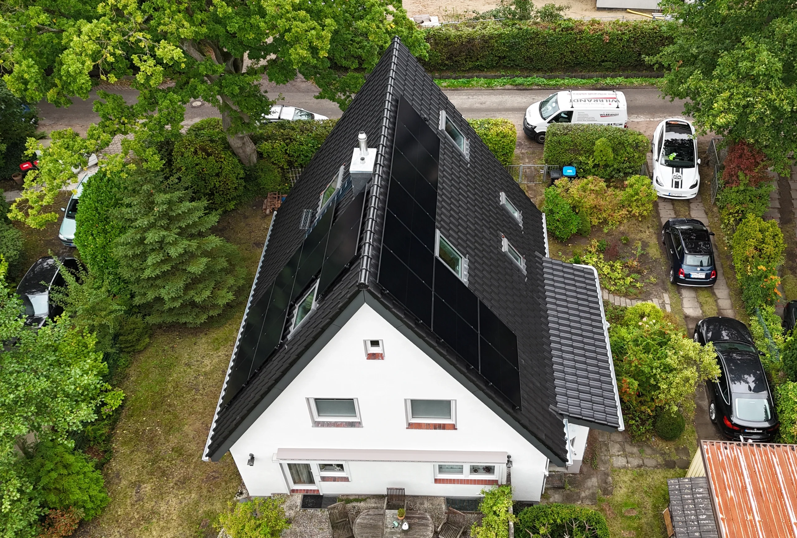 Modernes Einfamilienhaus mit neu gedecktem Dach und integrierter Photovoltaikanlage, ein Referenzprojekt für Dacharbeiten und Energieeffizienz.