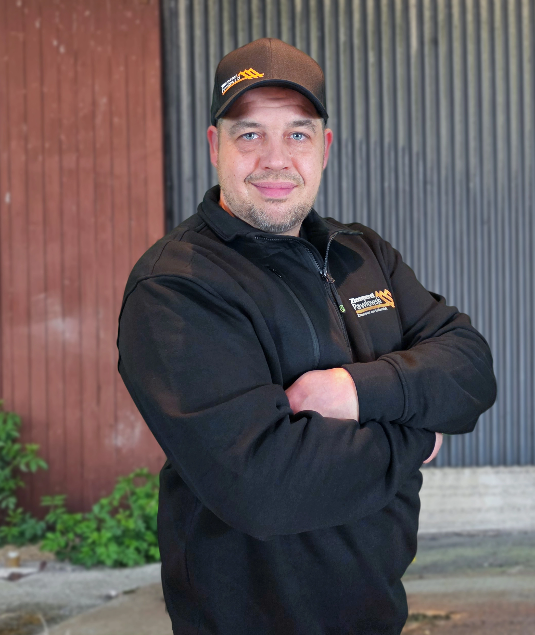 Porträt von Rene Jann, Ihr Experte für Photovoltaik und Zimmereihandwerk bei der Zimmerei Pawlowski.