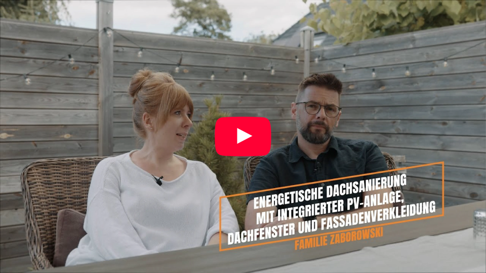 Familie Zaborowski im Video-Interview zur energetischen Dachsanierung mit PV-Anlage, Dachfenstern und Fassadenverkleidung.